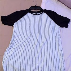 tee w/ vertical stripes